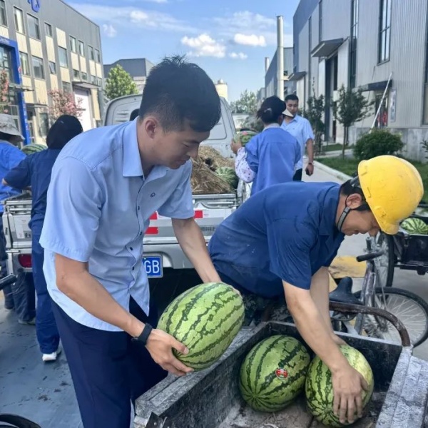 Summer Refreshment, Heartfelt Care | Shandong Dahua Group’s Summer Benefits for Our Workshop Frontline Workers